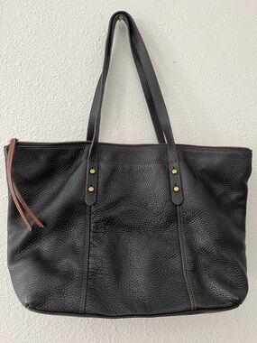 Fossil Classic Black Leather Tote Bag - Everyday Carry purse.
Zipper closure,